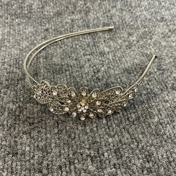 Flower Rhinestone Metal Coil Headband - Picture 8 of 10